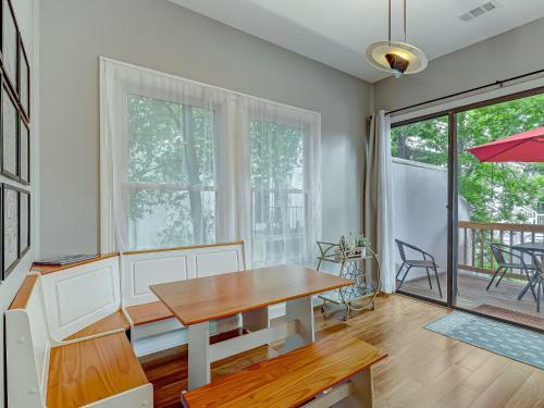 Brand New Listing! Heated Pool Access! Main House 2 Blocks From Forsyth Park!