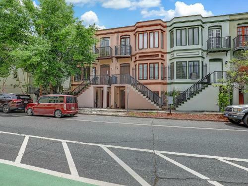 Brand New Listing! Heated Pool Access! Main House 2 Blocks From Forsyth Park!