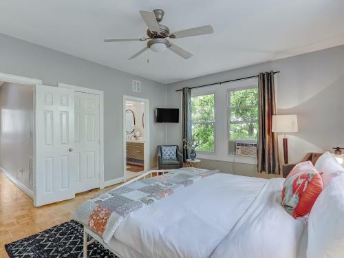 Brand New Listing! Heated Pool Access! Main House 2 Blocks From Forsyth Park!