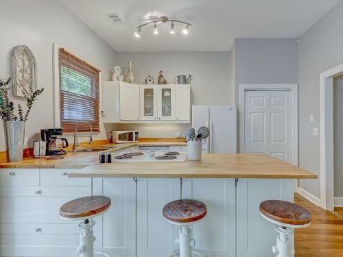 Brand New Listing! Heated Pool Access! Main House 2 Blocks From Forsyth Park!