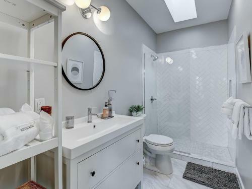 Brand New Listing! Heated Pool Access! Main House 2 Blocks From Forsyth Park!