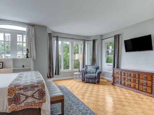 Brand New Listing! Heated Pool Access! Main House 2 Blocks From Forsyth Park!
