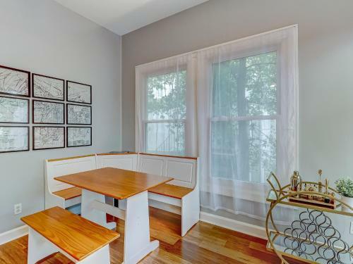 Brand New Listing! Heated Pool Access! Main House 2 Blocks From Forsyth Park!