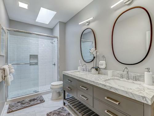 Brand New Listing! Heated Pool Access! Main House 2 Blocks From Forsyth Park!