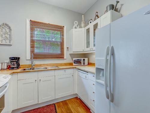 Brand New Listing! Heated Pool Access! Main House 2 Blocks From Forsyth Park!
