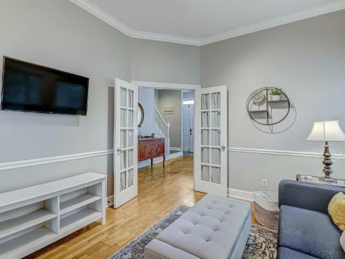 Brand New Listing! Heated Pool Access! Main House 2 Blocks From Forsyth Park!
