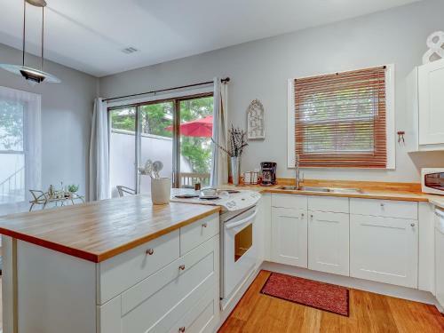 Brand New Listing! Heated Pool Access! Main House 2 Blocks From Forsyth Park!