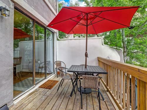 Brand New Listing! Heated Pool Access! Main House 2 Blocks From Forsyth Park!