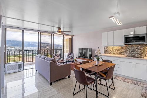 Waikiki Banyan 2 Bedroom Condo-suite Home