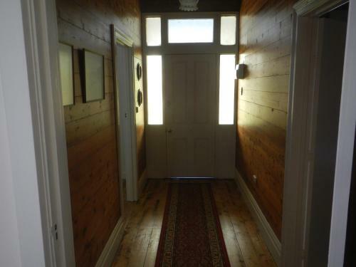 Yarram Cottage: Art And Accommodation