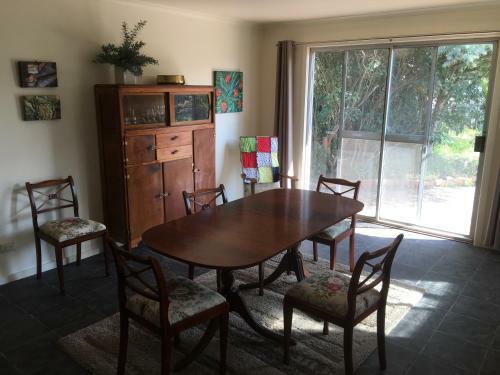 Yarram Cottage: Art And Accommodation