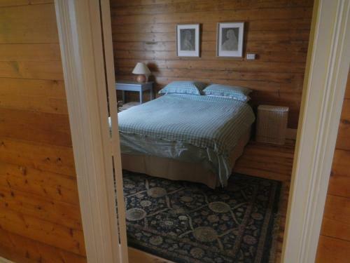 Yarram Cottage: Art And Accommodation
