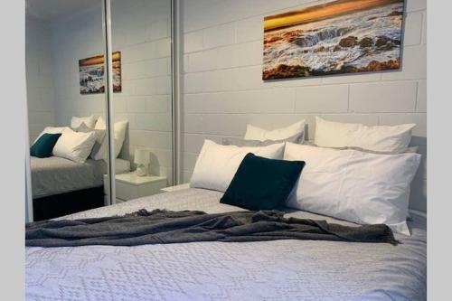Listen To The Ocean From Courtyard. Wi-fi Included
