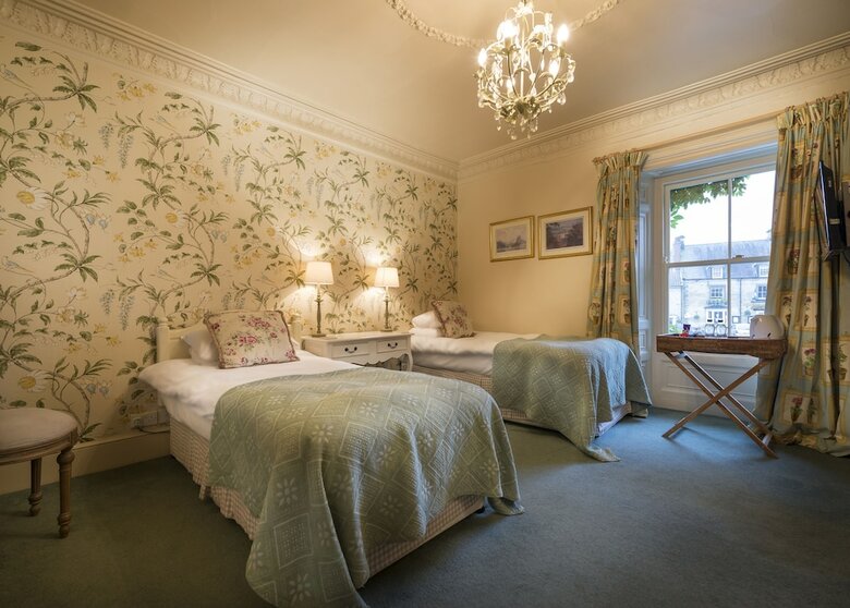 Hotel The Feathers