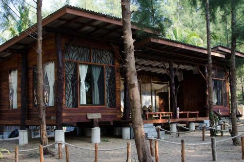 Hostal The Moken Eco Village - Sha Plus