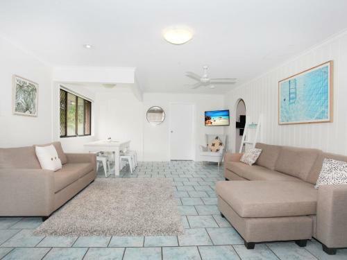 Oogar 10 - Five Bedroom Home With Pool, Wifi, Aircon!