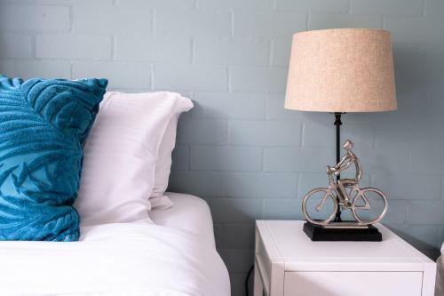 Apartamento Quiet River Front Escape - Walk To Ocean Street & Shops