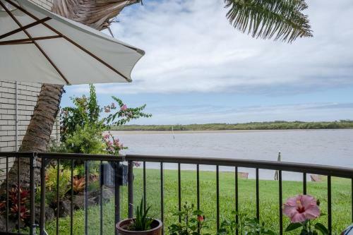 Apartamento Quiet River Front Escape - Walk To Ocean Street & Shops
