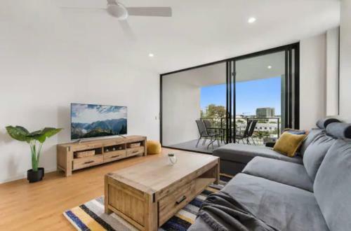 Central 2 Bed Apartment With Pool, Walking Distance To Beach