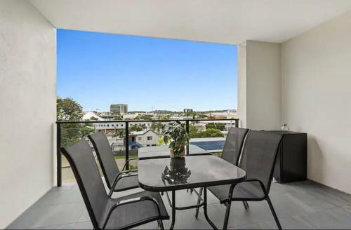 Central 2 Bed Apartment With Pool, Walking Distance To Beach
