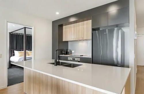 Central 2 Bed Apartment With Pool, Walking Distance To Beach
