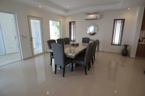 Sunset View Pool Villa 7 Br 14-16 Persons