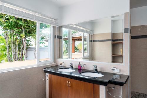 Sunset View Luxury Pool Villa 4br 8-10 Persons