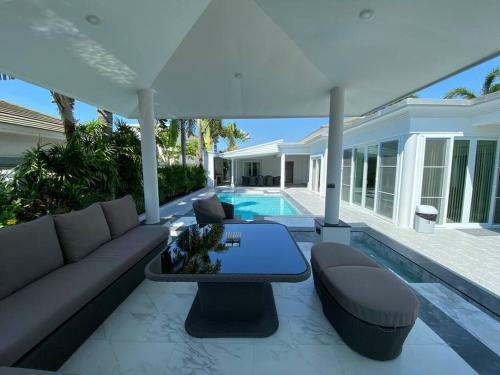 Brand New Pool Villa / 4br 8-10 Persons