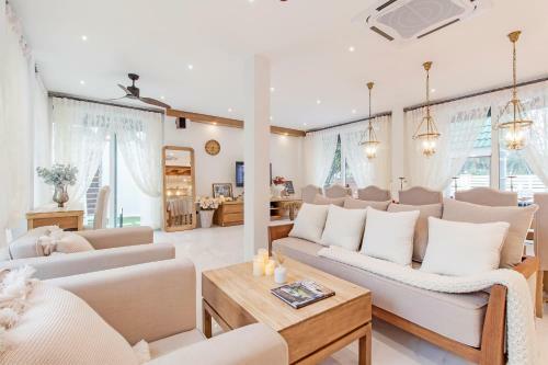 Stylish 2-villa Combination By Hi At Home
