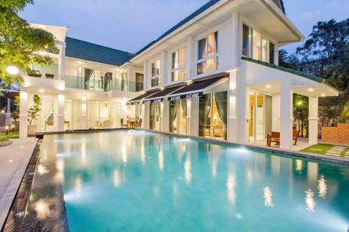 Stylish 2-villa Combination By Hi At Home