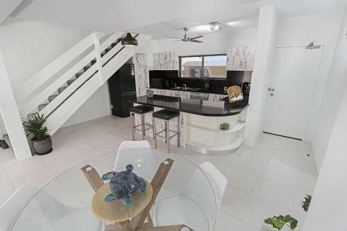 Beach Escape Apartment (2 Levels Apt)