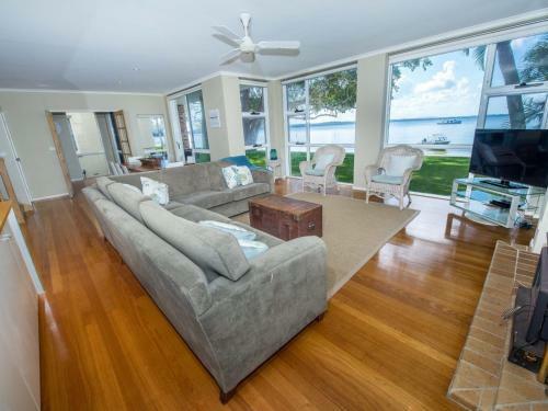 The Foreshore Superb Waterfront House