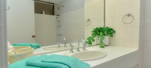 Studio Apartment, Centre Of Airlie With Sea Views