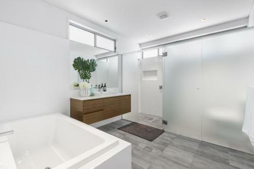 5 Bedroom Beachside Entertainer By Uholiday