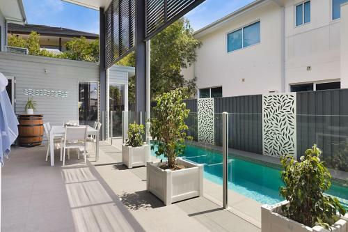 5 Bedroom Beachside Entertainer By Uholiday