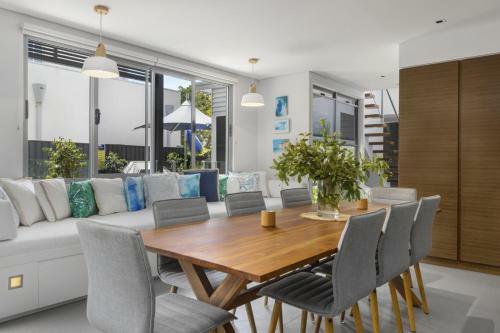 5 Bedroom Beachside Entertainer By Uholiday