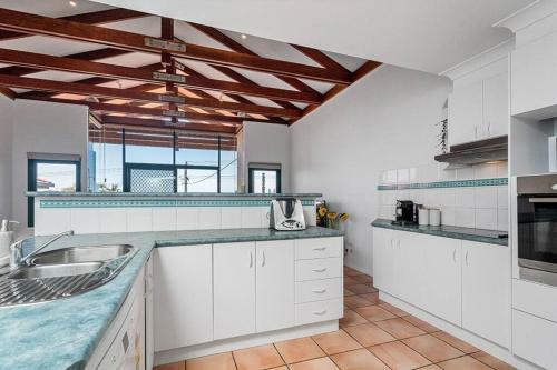 Twin Palms Lennox - Centrally Located With Ocean Views.
