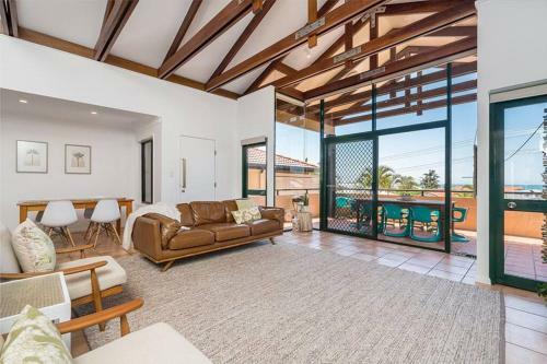 Twin Palms Lennox - Centrally Located With Ocean Views.