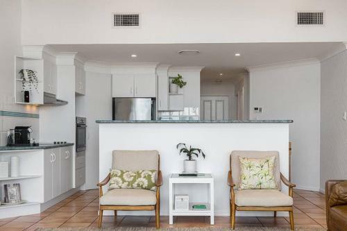 Twin Palms Lennox - Centrally Located With Ocean Views.