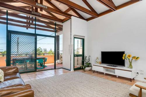 Twin Palms Lennox - Centrally Located With Ocean Views.