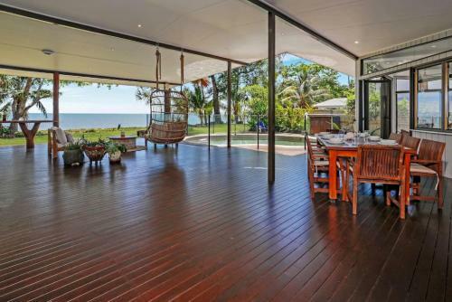 Stylish Beachfront House With Private Pool