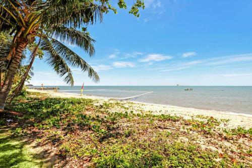 Stylish Beachfront House With Private Pool