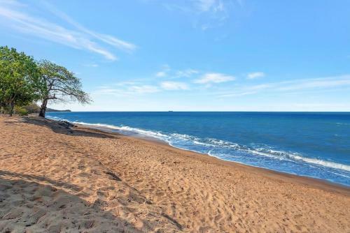 Stylish Beachfront House With Private Pool