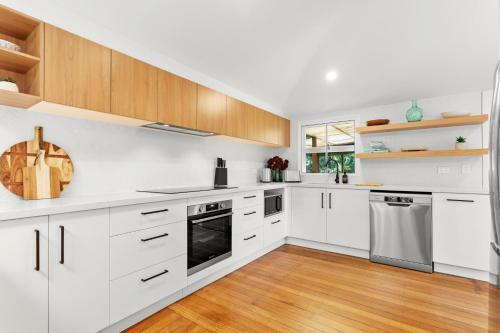 Lush, Beachside 3-bed House With Outdoor Deck