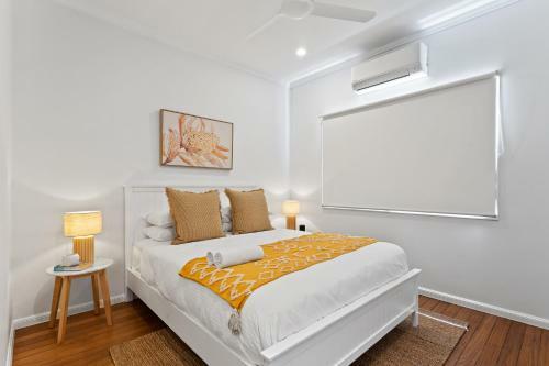 Lush, Beachside 3-bed House With Outdoor Deck