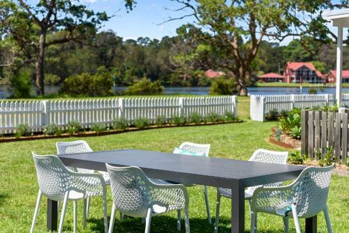Hotel Calm Waters Waterfront Cottages