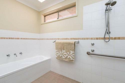 Loralyn - Waterfront, Wheelchair Accessible