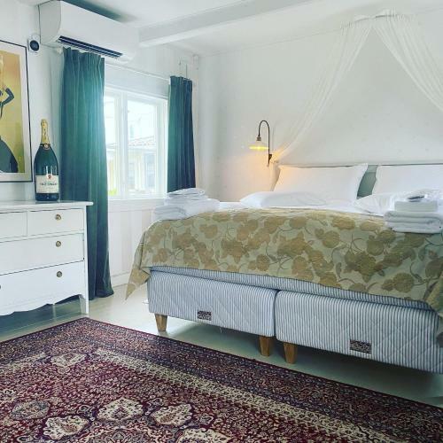 Hotel Tv� Sm� Svin Bnb