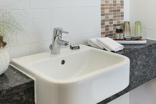 Potters Heron Hotel
