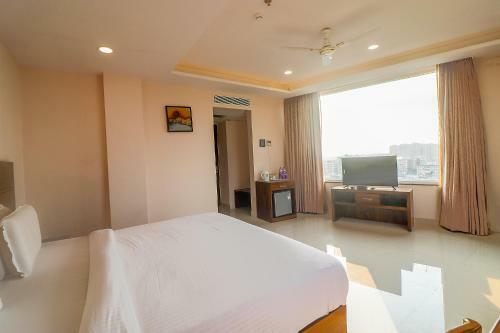 Fabhotel Mid Town Grand